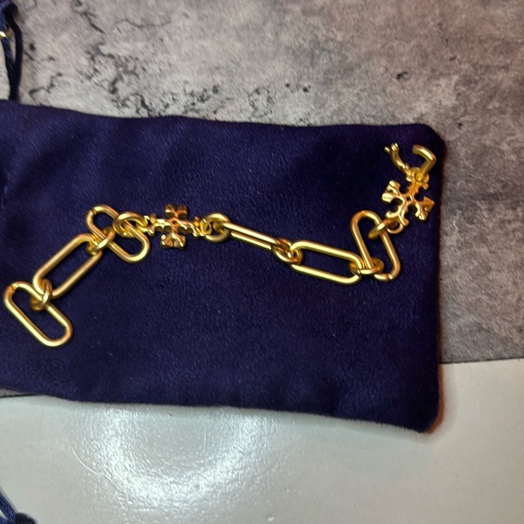 TORY BURCH - Roxanne Chain Bracelet in Tory Gold - Picture 2 of 5